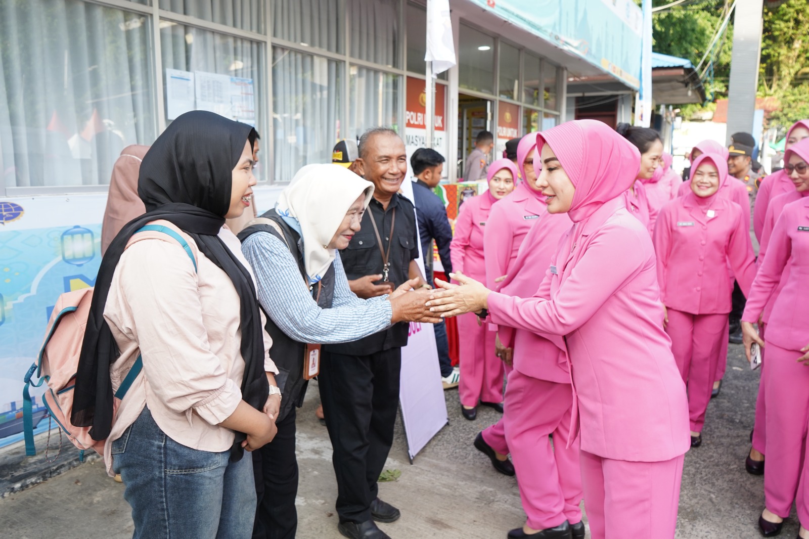 Kapolda Kaltim dan Bhayangkari Berikan Tali Asih kepada Personel Pos Pelayanan Operasi Ketupat Mahakam 2025 2 WhatsApp Image 2025 03 27 at 21.49.43 b3e066f4