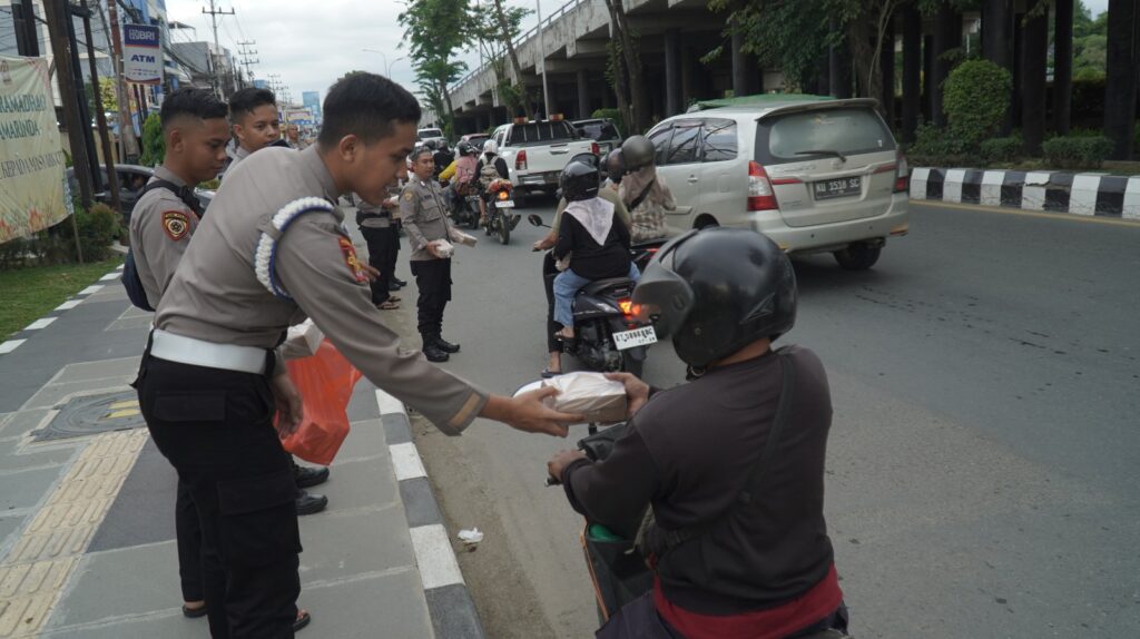 Polresta Samarinda Berbagi Berkah Ramadan, Bagikan Takjil kepada Pengguna Jalan WhatsApp Image 2025 03 28 at 01.12.14 0acffc27