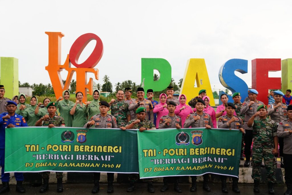 Sinergi TNI-Polri, Polres Paser bersama Kodim 0904/Paser Bagikan Takjil Gratis kepada Masyarakat WhatsApp Image 2025 03 30 at 09.51.56