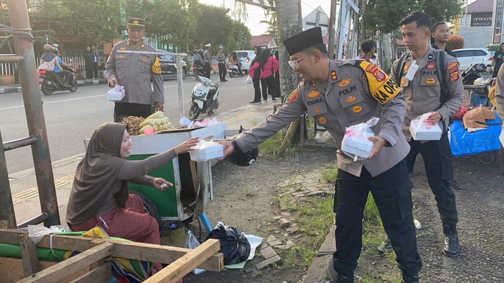 Semarak Ramadan Berkah, Polres Berau Berbagi Takjil untuk Masyarakat berau