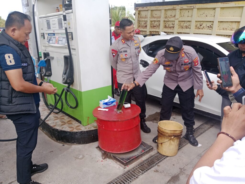 Pastikan Kualitas BBM di Tengah Laporan Masyarakat, Kapolres Bontang Pimpin Langsung Sidak Sejumlah SPBU WhatsApp Image 2025 04 04 at 06.51.01