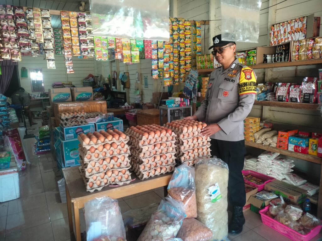 Bhabinkamtibmas Polsek Tenggarong Seberang Pantau Ketersediaan Sembako dan Imbau Pedagang Tetap Waspada WhatsApp Image 2025 04 05 at 11.01.08 cce46ea7