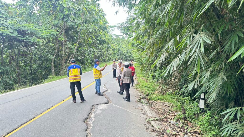 Tinjau Jalan Retak di Jalur Samboja–IKN, Satlantas Polres Kukar Fokus Jaga Keselamatan Pengguna Jalan WhatsApp Image 2025 04 06 at 10.29.10 00c76d43