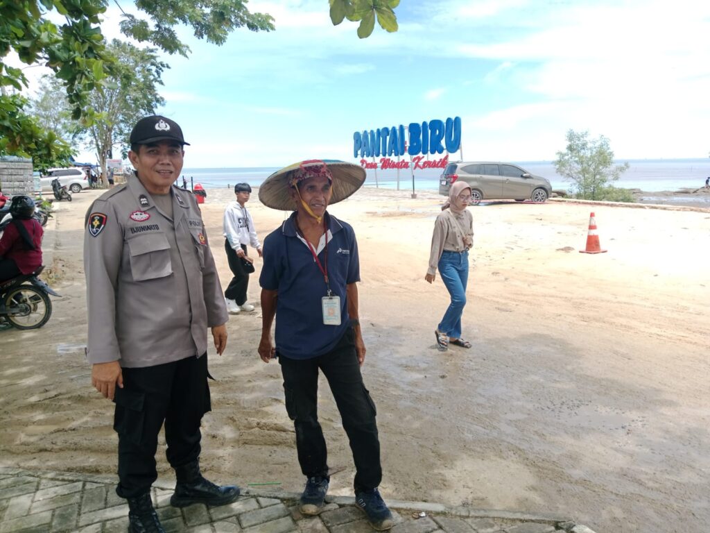 Dampingi Para Wisatawan, Personil Polsek Marang Kayu Lakukan Pengamanan di Destinasi Wisata Pantai Biru Kersik WhatsApp Image 2025 04 07 at 11.52.46