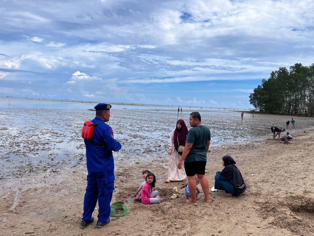 Beri Himbauan Kamtibmas kepada Para Wisatawan, Polres Kukar Tingkatkan Pengawasan di Kawasan Pantai Tanah Merah pada Libur Lebaran 2025 WhatsApp Image 2025 04 07 at 12.17.03