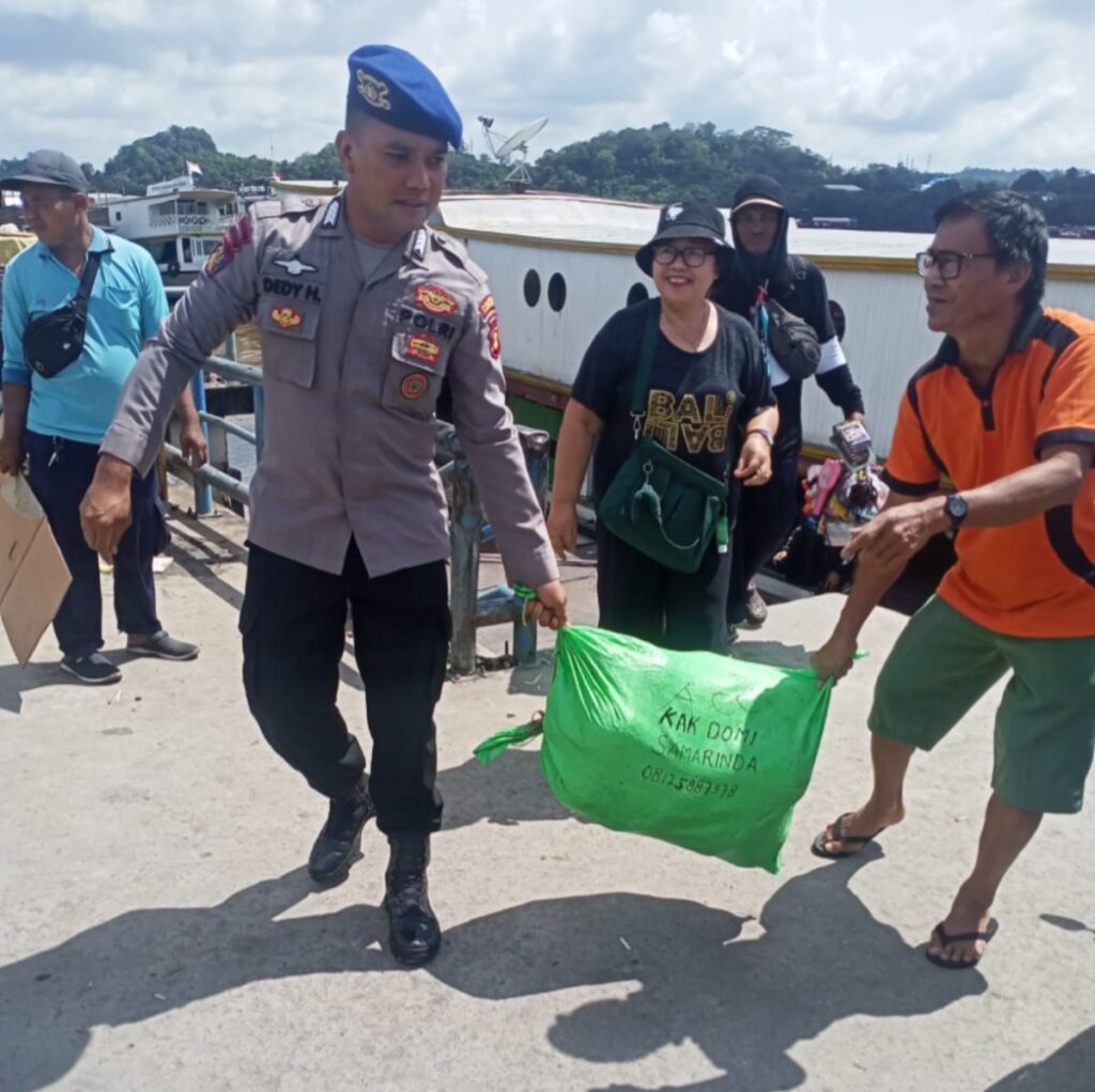 Kawal Arus Balik Lebaran, Personil Sat Polairud Polresta Samarinda Bantu Penumpang Kapal di Dermaga Mahakam Ulu WhatsApp Image 2025 04 08 at 11.30.13