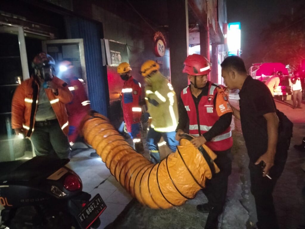 Kebakaran Cafe di Kawasan Ruko Bandar Balikpapan, Sat Brimob Polda Kaltim Bersama Petugas Gabungan dan Masyarakat Respon Cepat Bantu Padamkan Api WhatsApp Image 2025 04 08 at 11.45.17