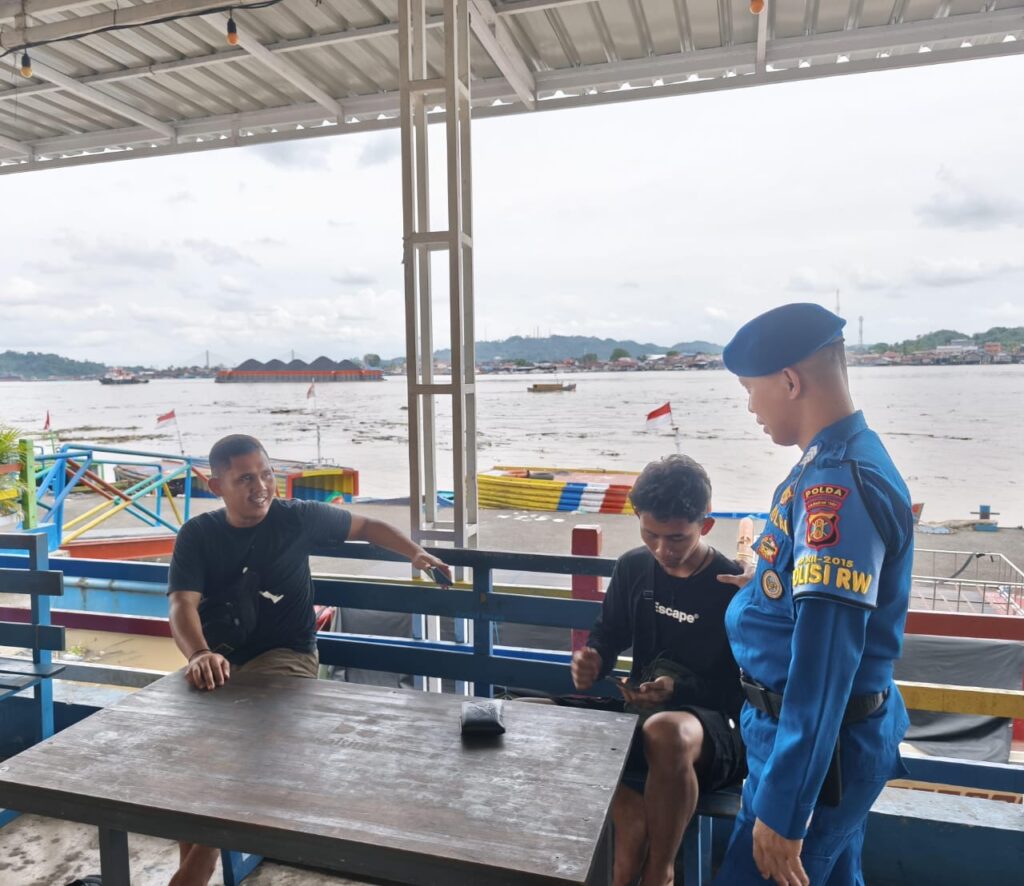 Pendekatan Melalui Polisi RW, Ditpolairud Polda Kaltim beri Himbauan Kamtibmas di Desa Pesisir Kab.Kukar WhatsApp Image 2025 04 11 at 11.26.32