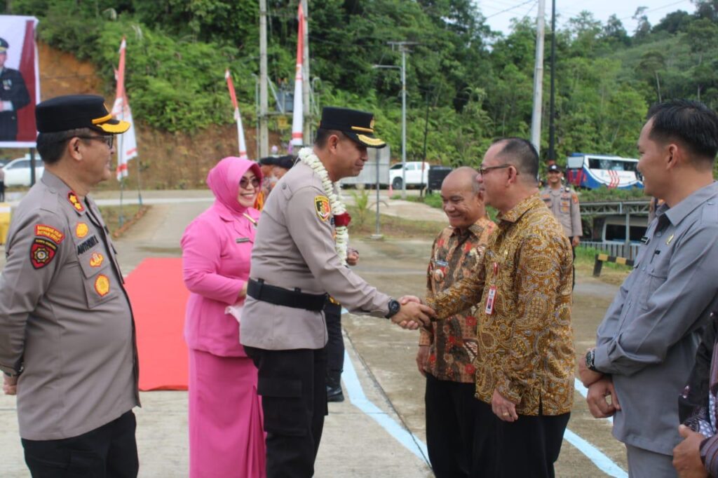 Sambut Kapolres Mahakam Ulu yang Baru, AKBP Eko Alamsyah Sampaikan Komitmen Amankan PSU di Kab.Mahulu WhatsApp Image 2025 04 11 at 12.41.52