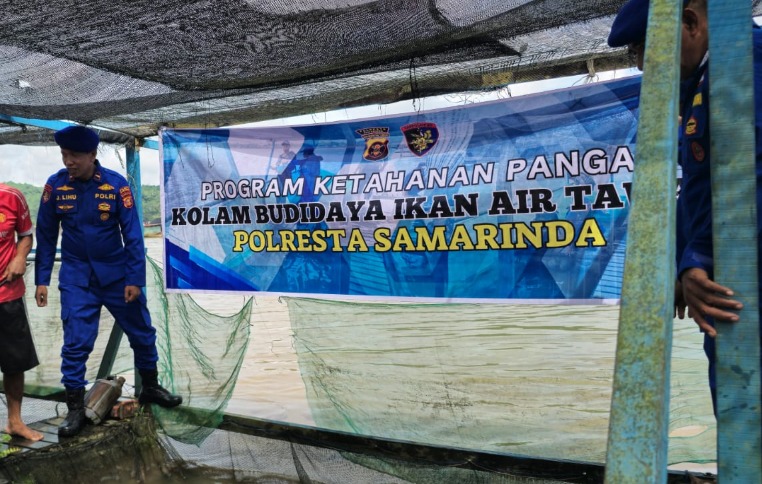 Dukung Program Asta Cita Presiden RI melalui Ketahanan Pangan, Sat Polairud Polresta Samarinda Dampingi Peternak Budidaya Ikan di Sungai Mahakam WhatsApp Image 2025 04 11 at 13.21.53