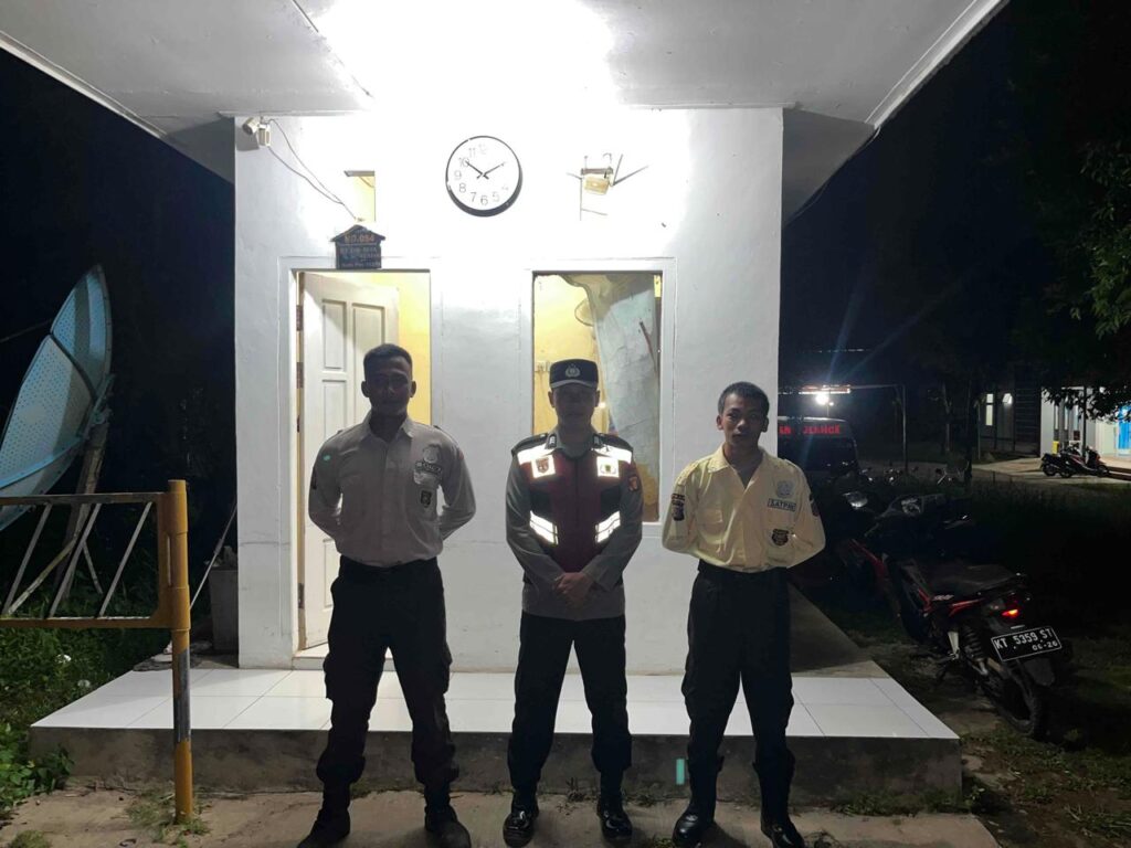 Jaga Stabilitas Keamanan, Personil Polsek Batu Engau Tingkatkan Pengawasan pada Malam Hari WhatsApp Image 2025 04 12 at 12.31.12