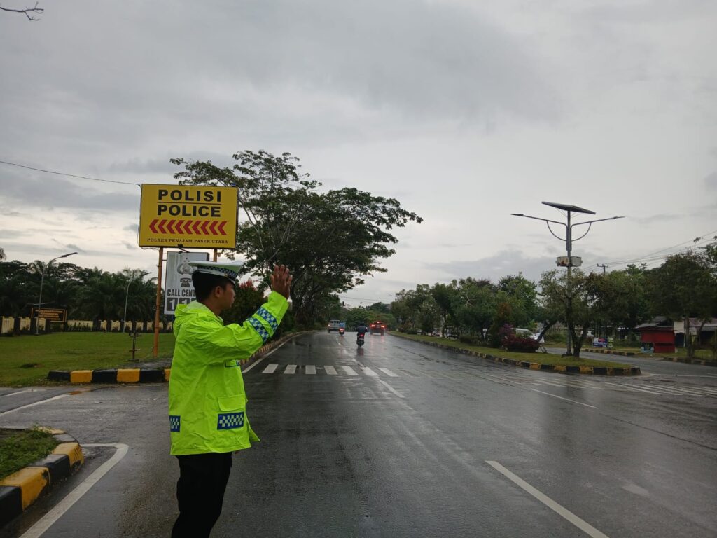 Hadapi Cuaca Ekstrem, Polres PPU Tingkatkan Kewaspadaan Pengendara di Jalan WhatsApp Image 2025 04 12 at 12.54.26