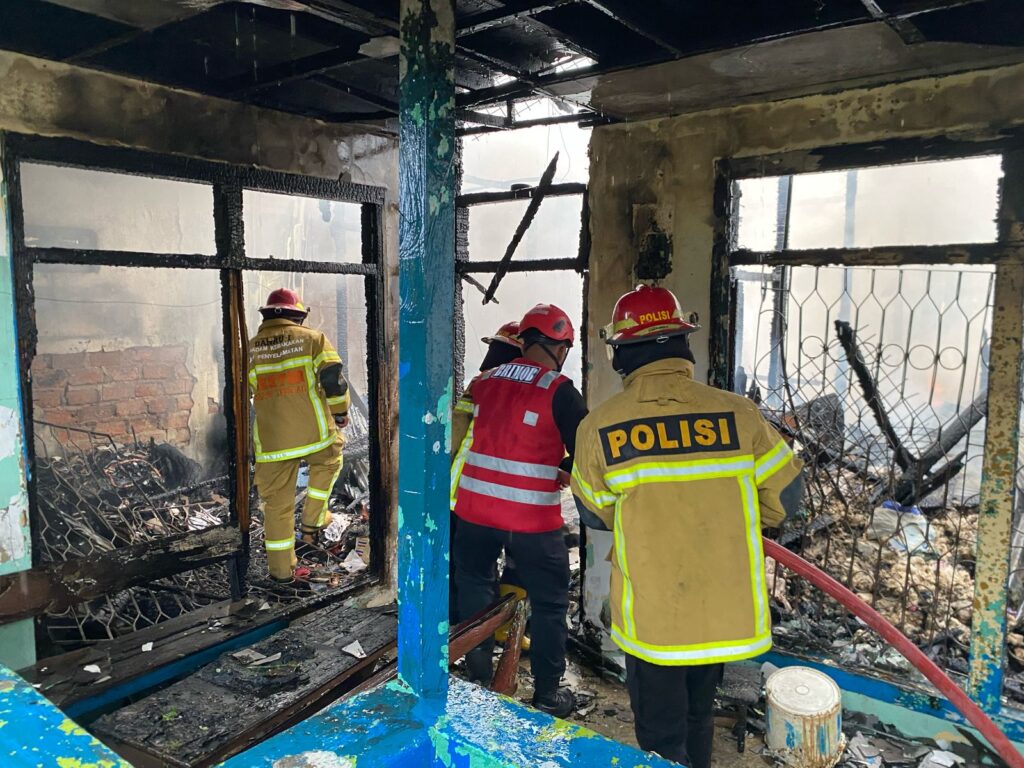 Gerak Cepat, Tim Pammat Ditsamapta Polda Kaltim Berhasil Padamkan Kebakaran Rumah di Kawasan Muara Rapak Balikpapan WhatsApp Image 2025 04 12 at 13.20.08