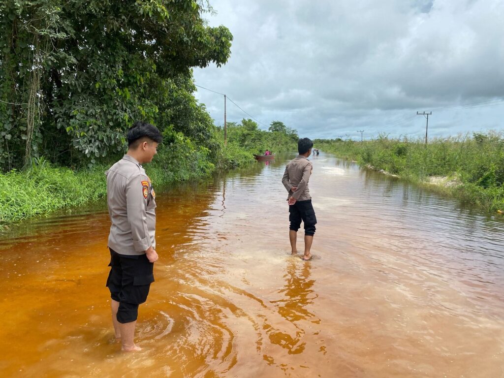 Polsek Kenohan Lakukan Pemantauan Banjir di Desa Kahala dan Kahala Ilir, Siapkan Posko Tanggap Darurat WhatsApp Image 2025 04 13 at 08.09.40 53da5539