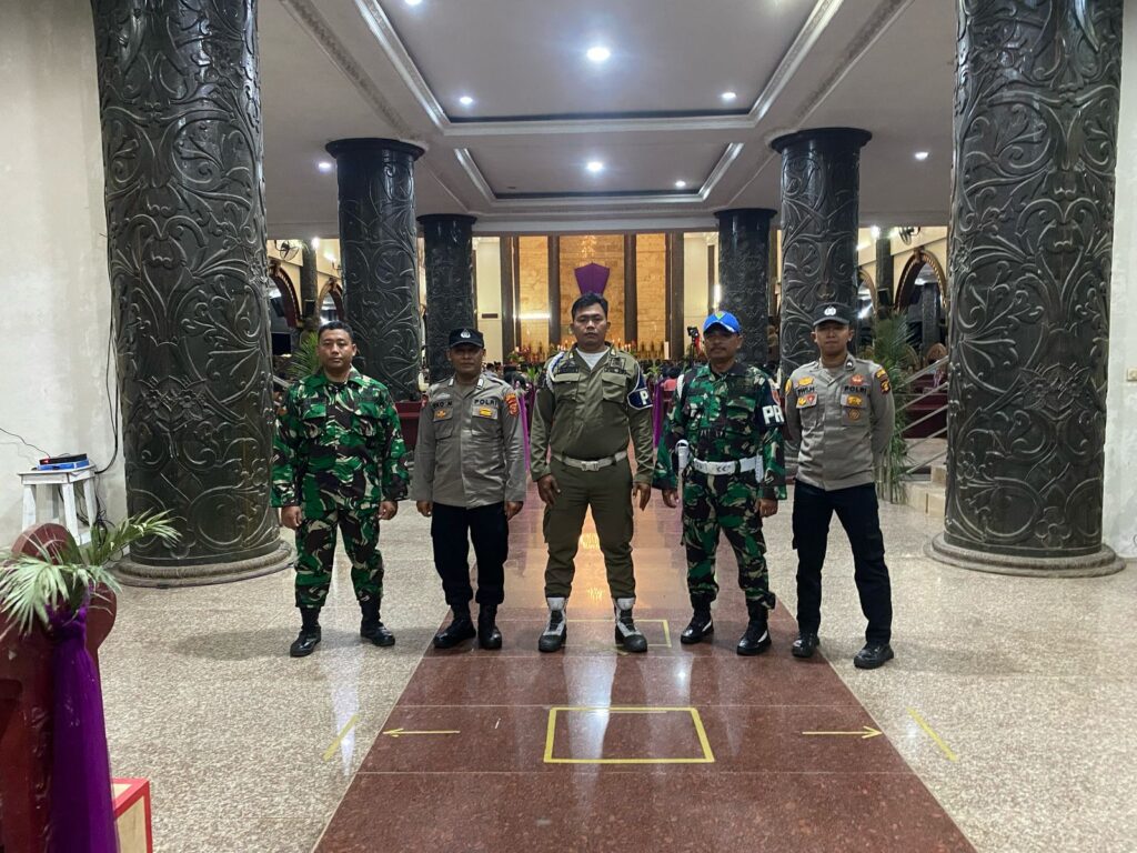 Polsek Barong Tongkok Laksanakan Pengamanan Ibadah Paskah di Gereja Katolik Center Sendawar WhatsApp Image 2025 04 13 at 10.02.42 50c7dc19