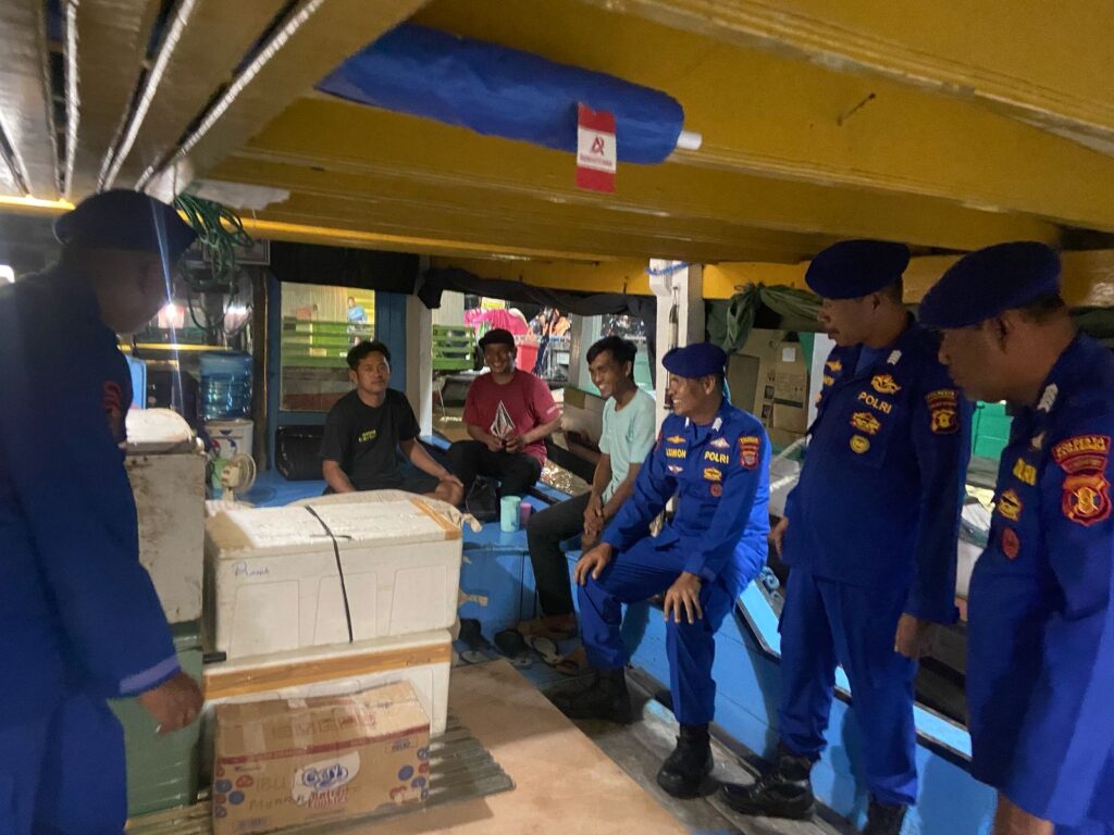 Satpolairud Polresta Samarinda Intensifkan Patroli Malam di Dermaga Mahakam Ulu WhatsApp Image 2025 04 13 at 10.37.07 a4f62bb4