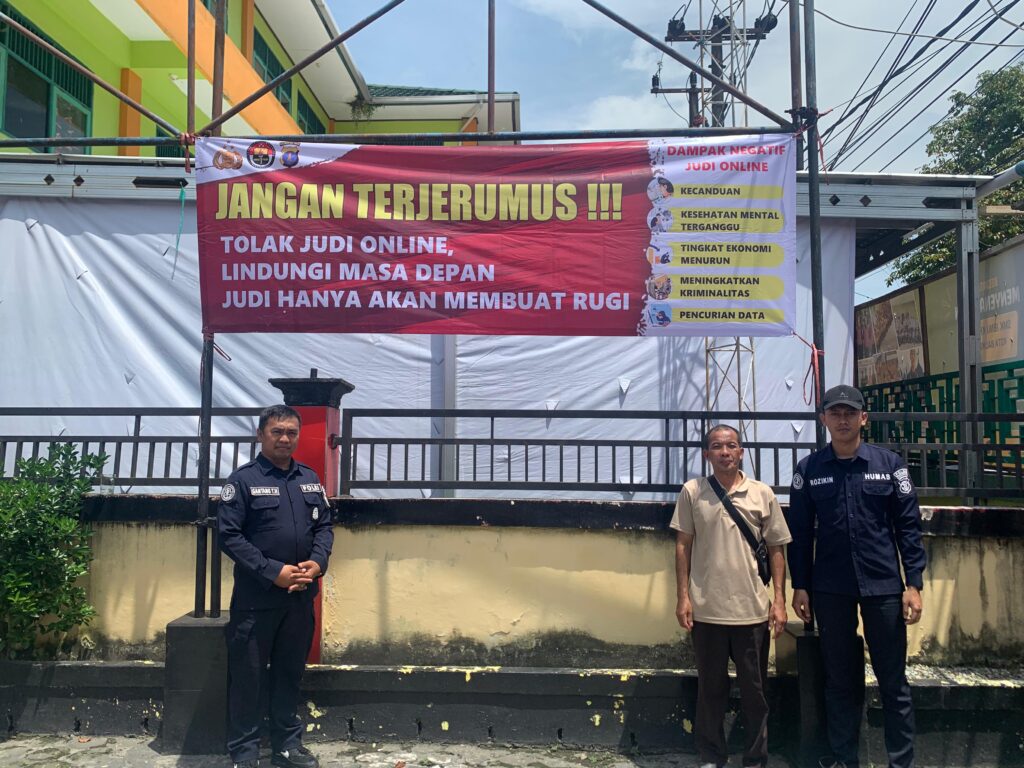 Pemasangan Spanduk dan Pembagian Stiker Himbauan Kamtibmas Oleh Bidhumas Polda Kaltim di Balikpapan WhatsApp Image 2025 04 17 at 11.11.02 edb24378