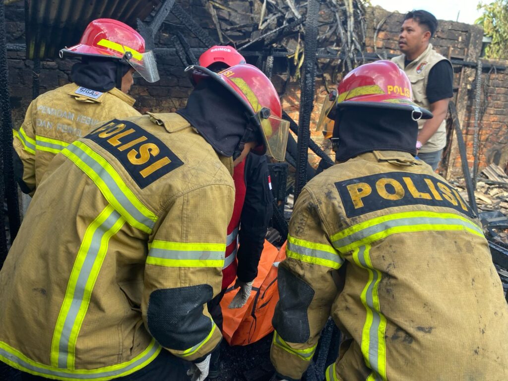 Kebakaran di Sepinggan, Tim Pammat Ditsamapta Polda Kaltim Tunjukkan Aksi Tanggap dan Humanis WhatsApp Image 2025 04 17 at 17.57.33 6a4714d2