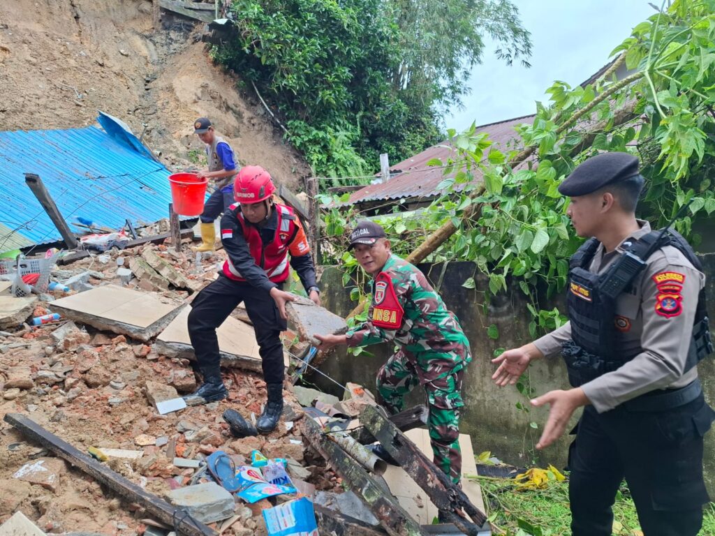 Gerak Cepat TNI-Polri Bantu Warga Terdampak Tanah Longsor di Prapatan Balikpapan WhatsApp Image 2025 04 19 at 10.22.13