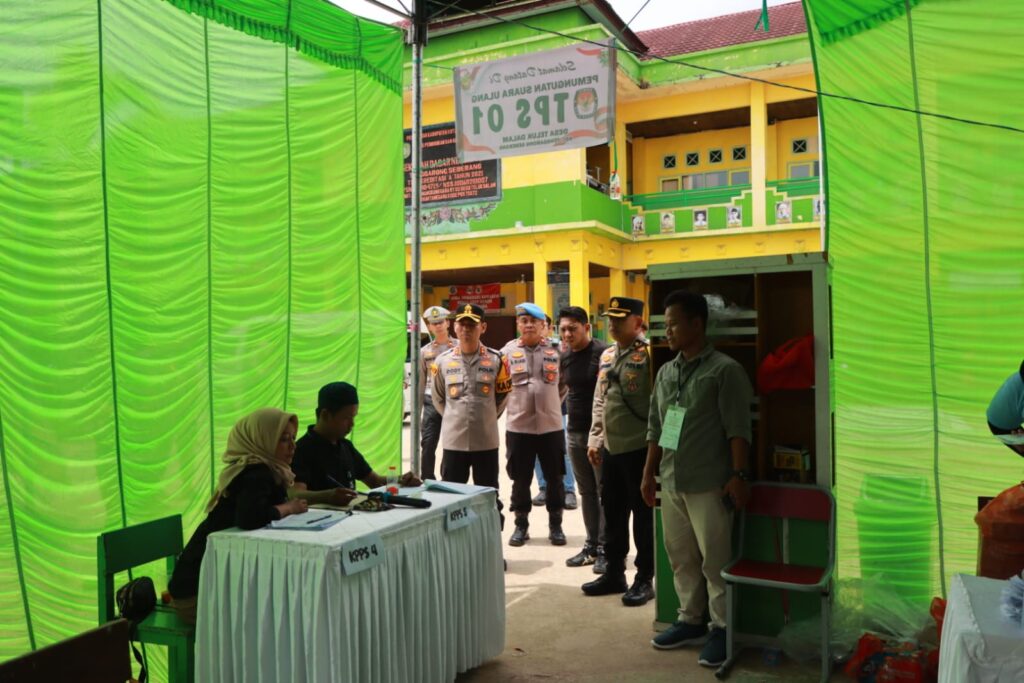 Pastikan Berjalan Aman dan Kondusif, Kapolres Kukar Tinjau Langsung Pelaksanaan PSU Pilkada di Beberapa Lokasi TPS WhatsApp Image 2025 04 20 at 10.04.22