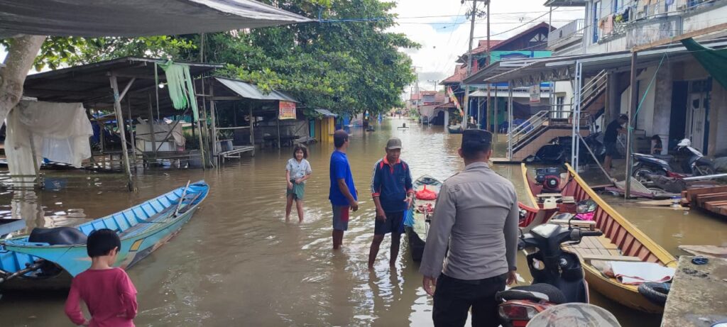 Polsek Melak Tingkatkan Kewaspadaan Banjir dan Peninjauan di Sejumlah Titik Sudah Terendam WhatsApp Image 2025 04 20 at 11.07.07 dd6dcca6