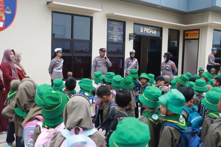 Kenalkan Tugas Kepolisian Sejak Dini, Polres Berau Terima Kunjungan Edukatif dari TK ABA I Tanjung Redeb WhatsApp Image 2025 04 24 at 11.39.13