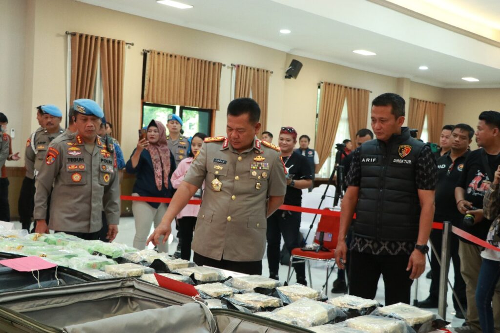 Polda Kaltim Ungkap Jaringan Besar Narkoba, Total 35,9 Kg Sabu dan 500 Gram Ganja Diamankan WhatsApp Image 2025 04 25 at 13.12.35 1784640d