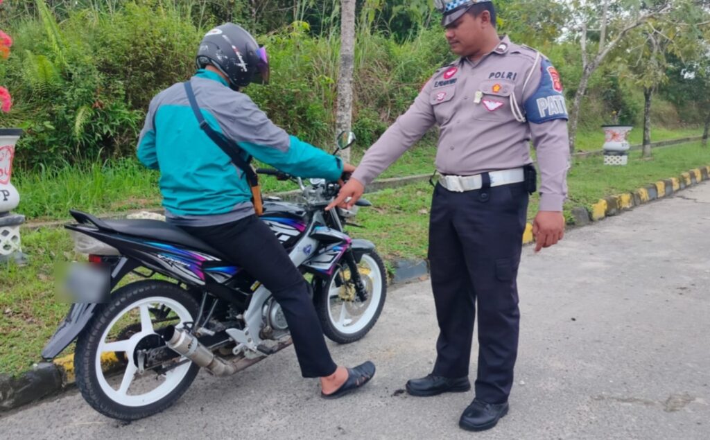 Sat Lantas Polres PPU Gelar Penertiban Knalpot Brong serta Sosialisasi Keselamatan Berkendara WhatsApp Image 2025 04 27 at 11.00.09