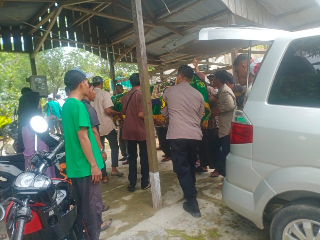 Wujud Kepedulian, Bhabinkamtibmas Polsek Long Kali Ikut Bantu Pemakaman Salah Satu Tokoh Masyarakat WhatsApp Image 2025 04 27 at 12.02.47