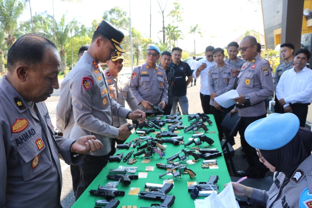 Kapolres PPU Pimpin Pemeriksaan Senjata Api Guna Tingkatkan Disiplin dan Keamanan Personel 1 3