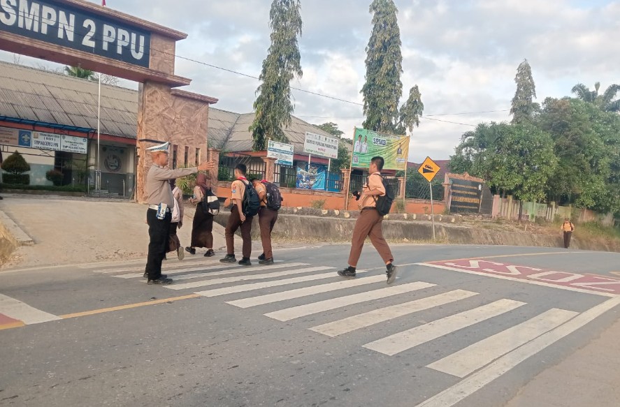 Wujud Pelayanan Prima kepada Masyarakat, Polsek Sepaku Gelar Pengaturan Arus Lalu Lintas pada Pagi Hari 1