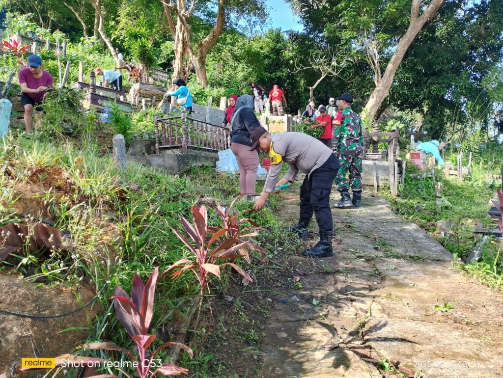 Polsek Loa Janan Ulu Bersama Warga Gelar Aksi Bersih Lingkungan, Perkuat Sinergi dan Kepedulian Sosial 2 4
