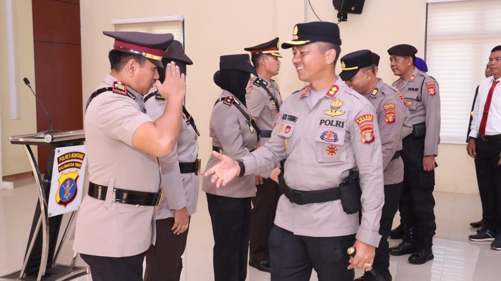 Kapolres Bontang Pimpin Upacara Sertijab Wakapolres dan Kasat Intelkam 3