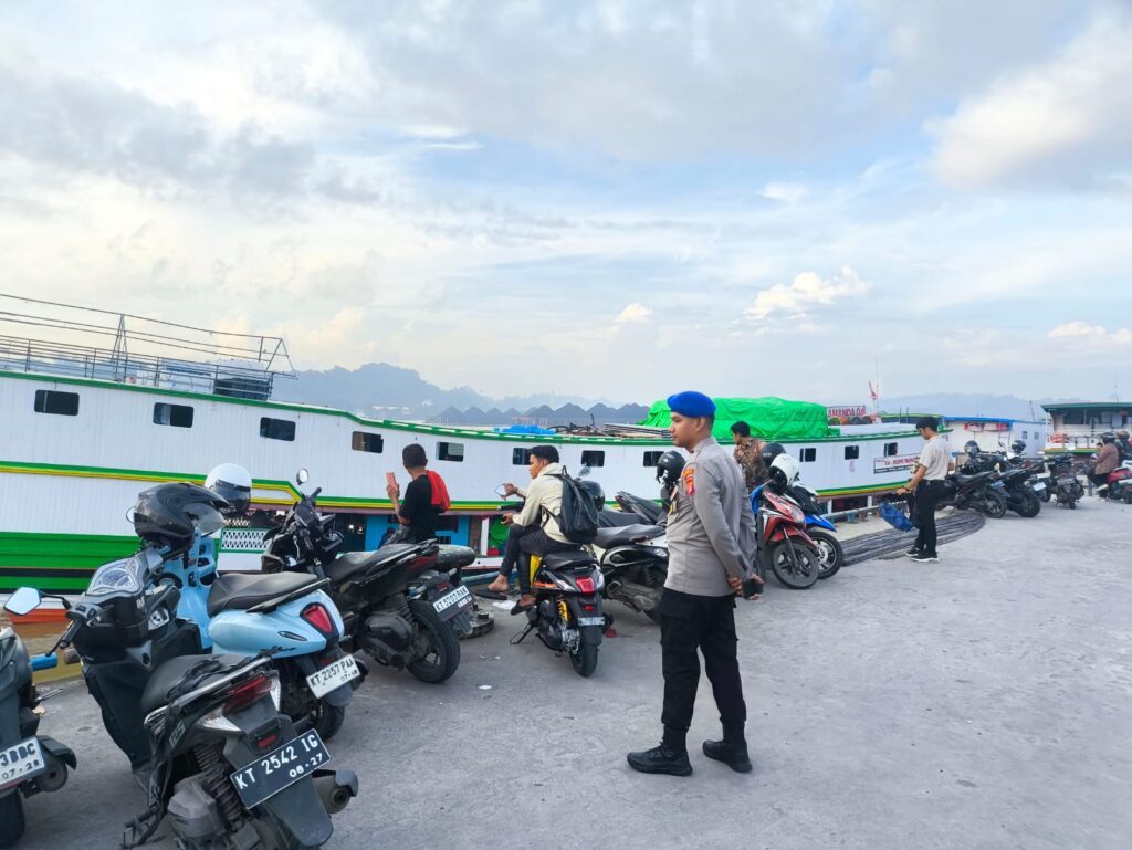 Sat Polairud Polresta Samarinda Lakukan Pengamanan serta Kawal Aktivitas Kapal di Dermaga Mahakam Ulu 4 5