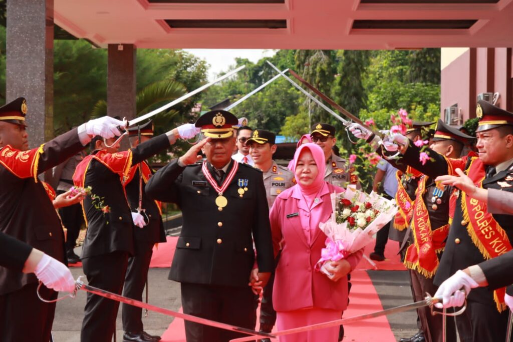 Beri Penghormatan bagi Personel Purna Tugas, Polres Kukar Gelar Upacara Wisuda Purna Bhakti WhatsApp Image 2025 05 01 at 12.37.00