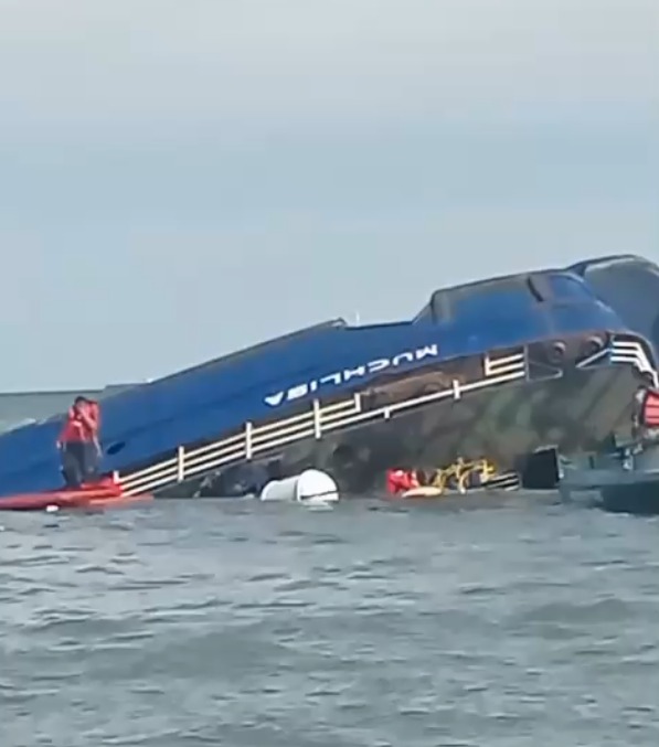 Kapal Ferry KMP. Muchlisa Tenggelam di Perairan Penajam, Ini Penjelasan Kabid Humas Polda Kaltim WhatsApp Image 2025 05 05 at 17.40.20