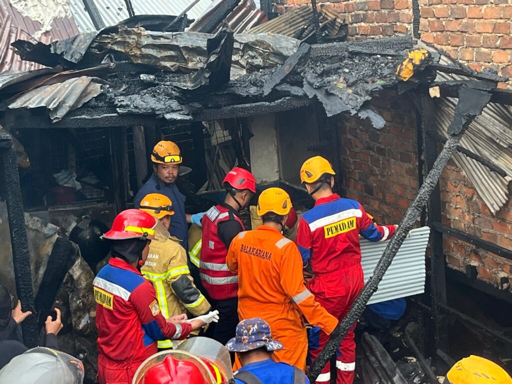 Tanggap Darurat, Tim Renspon Bencana Sat Brimob Polda Kaltim Bantu Atasi Kebakaran di Karang Anyar Balikpapan WhatsApp Image 2025 05 06 at 10.36.36