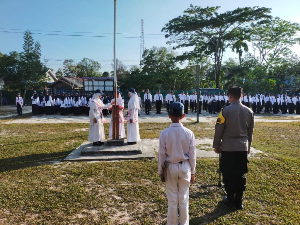 Pimpin Upacara Bendera, Bhabinkamtibmas Muara Jawa Ilir Sampaikan Nilai-Nilai Disiplin dan Ketaatan Hukum kepada Pelajar MTS Baitul Aman WhatsApp Image 2025 05 06 at 11.13.42