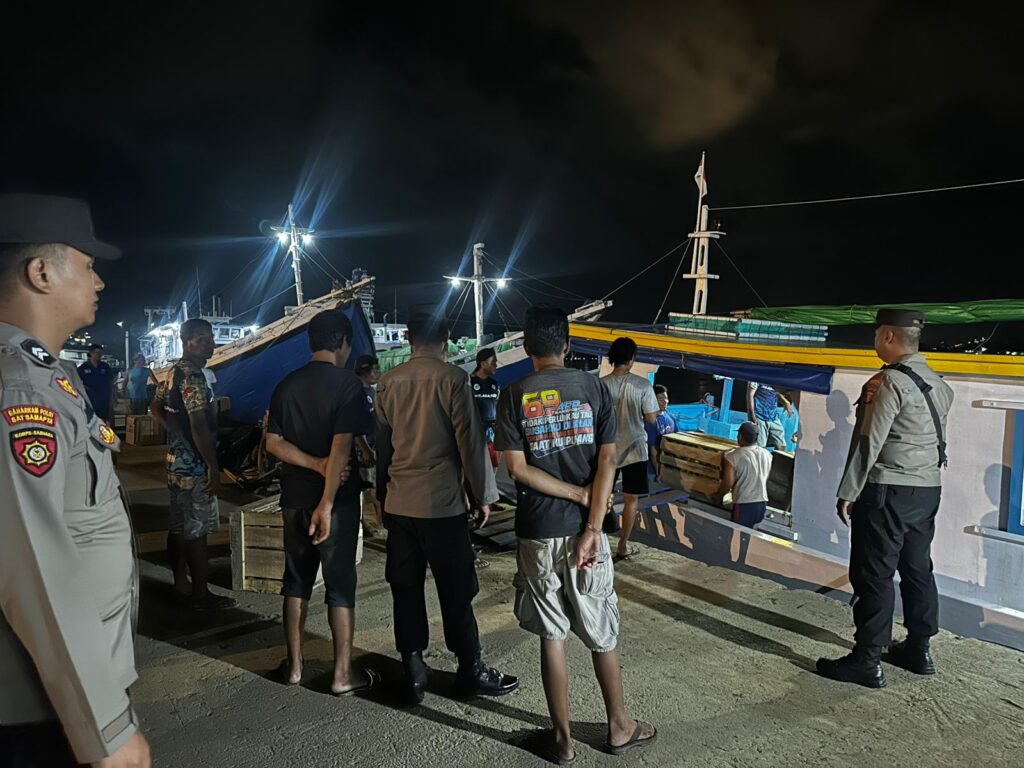 Sat Samapta Polsek KP Samarinda Intensifkan Patroli Dialogis Malam Hari di Pelabuhan Samarinda WhatsApp Image 2025 05 06 at 12.57.51 d9af85d0