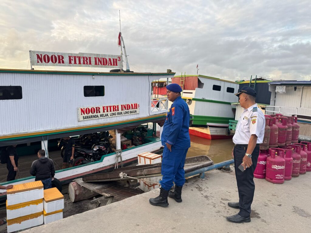Satpolairud Polresta Samarinda Perkuat Pengamanan dan Kelancaran Lalu Lintas di Dermaga Mahakam Ulu WhatsApp Image 2025 05 07 at 09.39.36 8d1bf58c