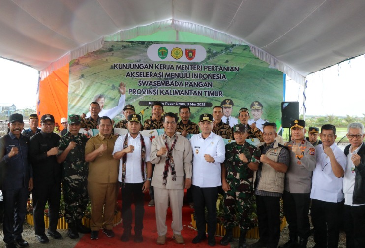 Dukung Program Swasembada Pangan, Wakapolda Kaltim Dampingi Mentan RI Tinjau Program Swasembada Pangan di Kab.PPU WhatsApp Image 2025 05 09 at 15.06.29