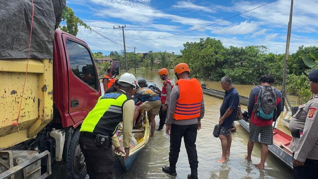 Banjir di Berau, Tim SAR Kompi 3 Batalyon C Pelopor Sat Brimob Polda Kaltim Gerak Cepat Evakuasi Masyarakat yang Terdampak WhatsApp Image 2025 05 10 at 14.13.01