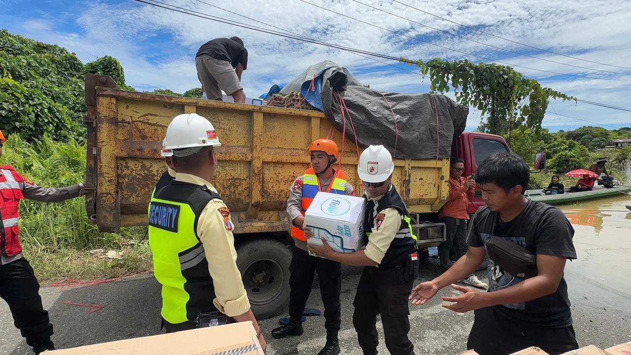 Banjir di Berau, Tim SAR Kompi 3 Batalyon C Pelopor Sat Brimob Polda Kaltim Gerak Cepat Evakuasi Masyarakat yang Terdampak 1 WhatsApp Image 2025 05 10 at 14.22.33