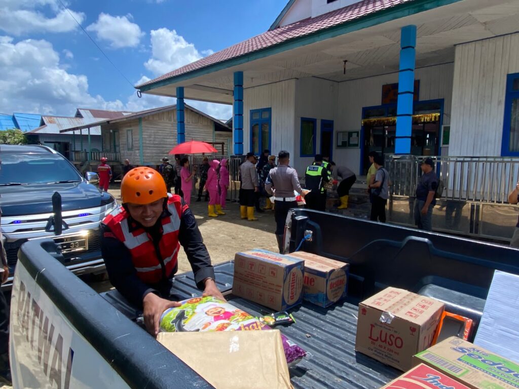 Brimob Polda Kaltim Tunjukkan Kepedulian, Salurkan Bantuan untuk Korban Banjir di Desa Bena Baru, Berau WhatsApp Image 2025 05 11 at 15.14.45 8eae1745