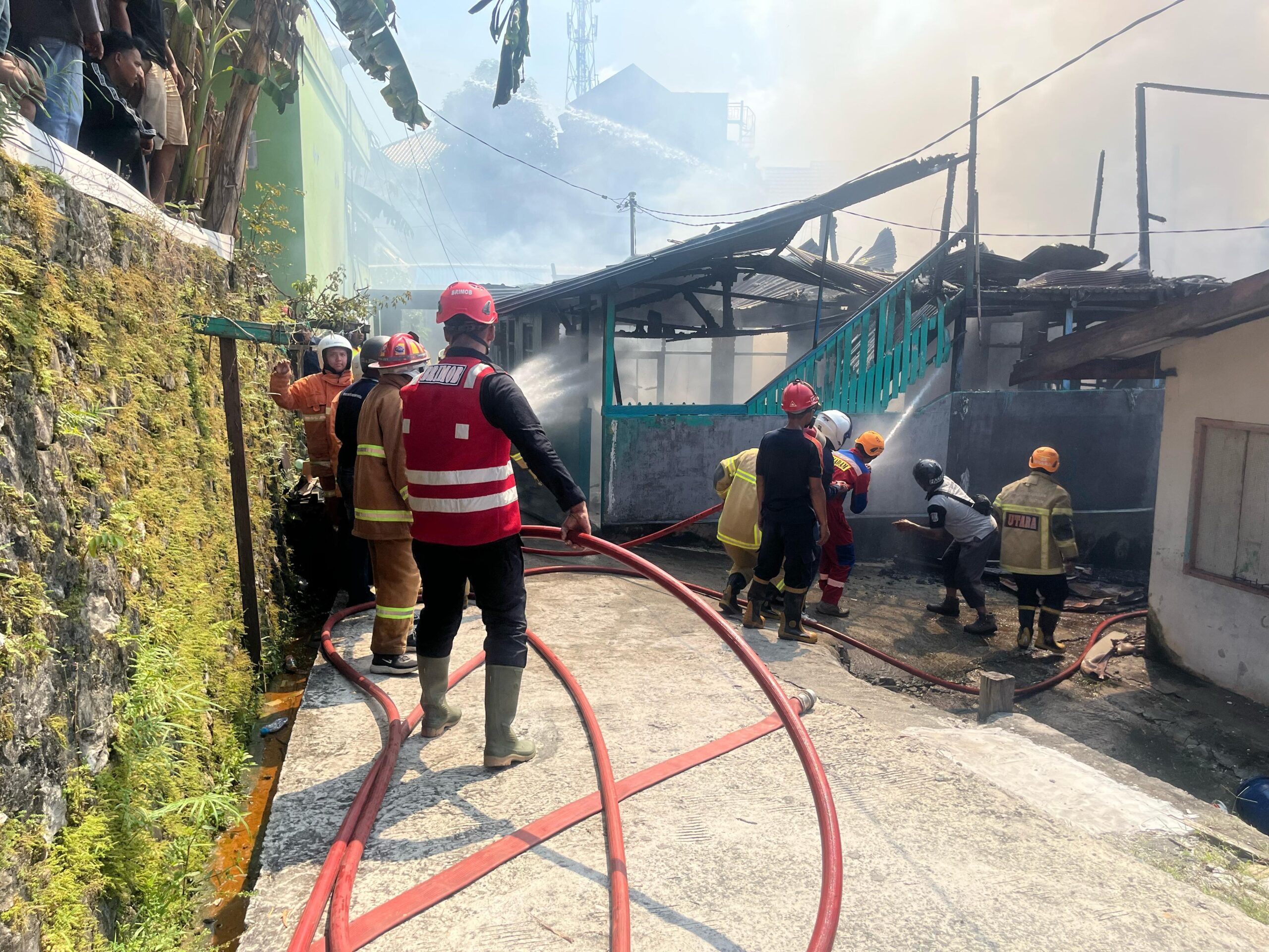 Gerak Cepat, Sat Brimob Polda Kaltim Turun Tangan Bantu Padamkan Kebakaran di Kawasan Sumber Rejo Balikpapan 1 WhatsApp Image 2025 05 14 at 10.31.50 scaled
