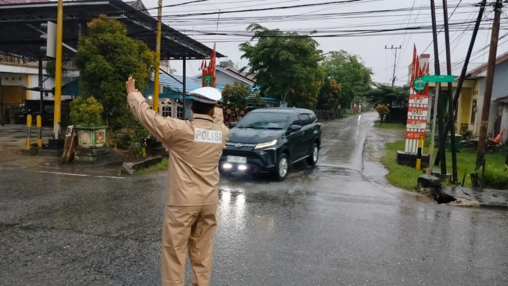 Ditengah Cuaca Hujan Turun Sangat Deras, Sat Lantas Polres PPU Pastikan Kelancaran Arus Lalu Lintas WhatsApp Image 2025 05 14 at 12.17.25