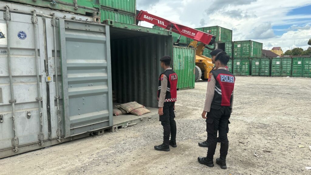 Tingkatkan Pengamanan, Polsek Teluk Bayur Lakukan Patroli Rutin di Pasar Sanggam Adji Dilayas WhatsApp Image 2025 05 14 at 12.31.25