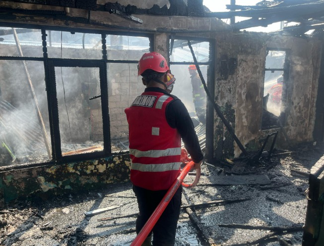 Gerak Cepat, Sat Brimob Polda Kaltim Turun Tangan Bantu Padamkan Kebakaran di Kawasan Sumber Rejo Balikpapan WhatsApp Image 2025 05 14 at 14.32.53