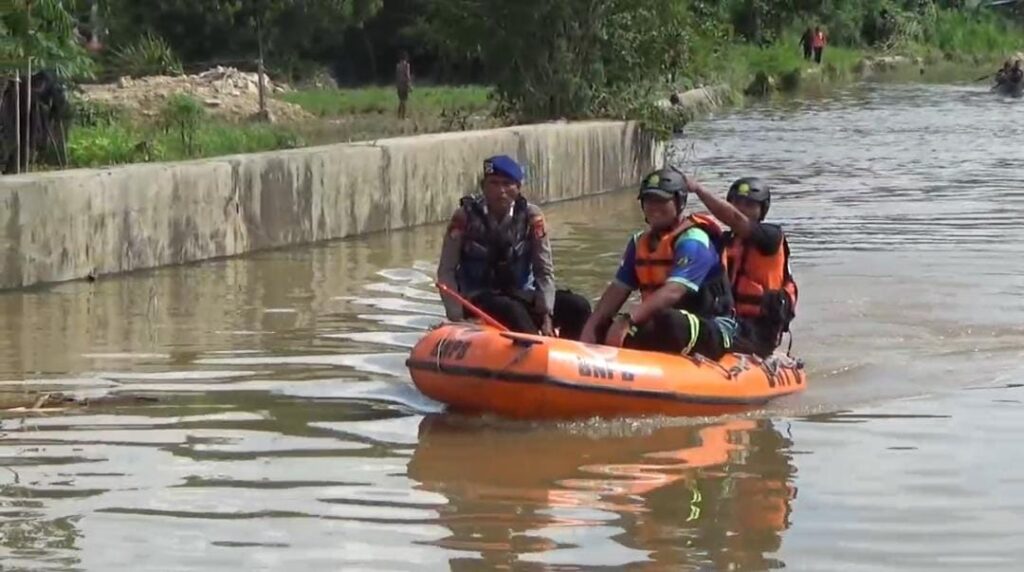 Satpolairud Polresta Samarinda Bersama Tim Gabungan Lanjutkan Pencarian Anak Hanyut di Simpang Pasir WhatsApp Image 2025 05 15 at 08.30.37 655fe766