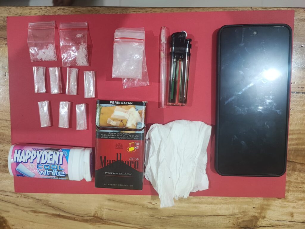 Polsek Muara Kaman Bekuk Pengedar Sabu, Sembilan Paket Ditemukan Tersembunyi di Dalam Mobil WhatsApp Image 2025 05 15 at 09.09.51 d41c614b